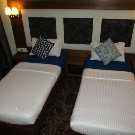Hotel Sapna Mumbai  Buitenkant foto
