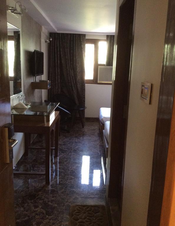 Hotel Sapna Mumbai  Buitenkant foto