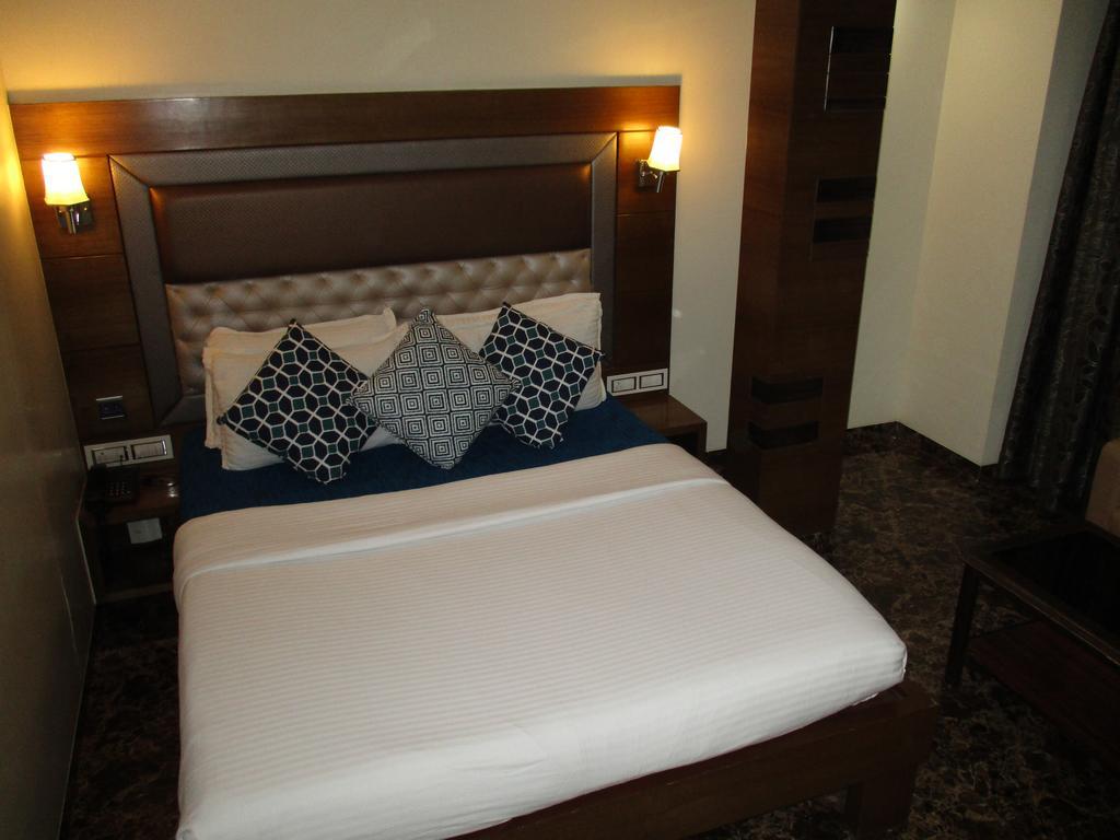 Hotel Sapna Mumbai  Buitenkant foto
