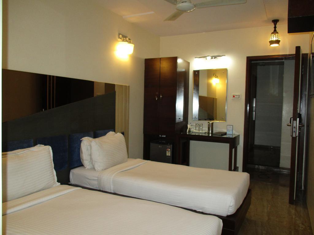 Hotel Sapna Mumbai  Buitenkant foto