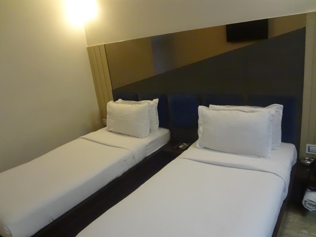 Hotel Sapna Mumbai  Buitenkant foto