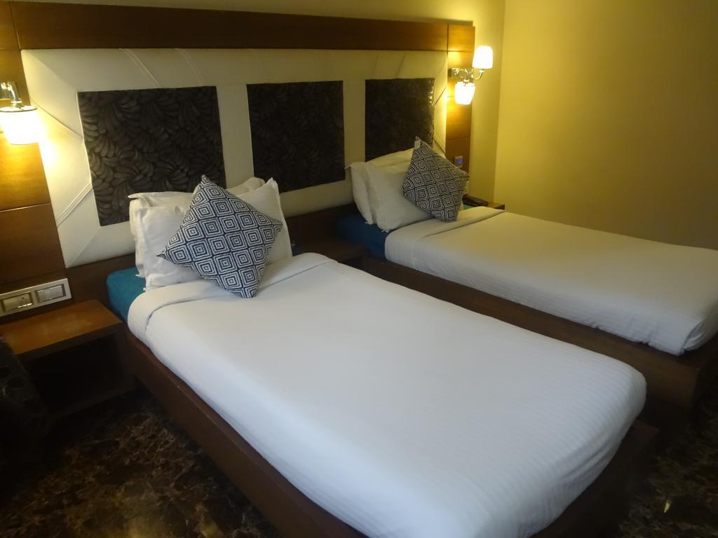 Hotel Sapna Mumbai  Buitenkant foto