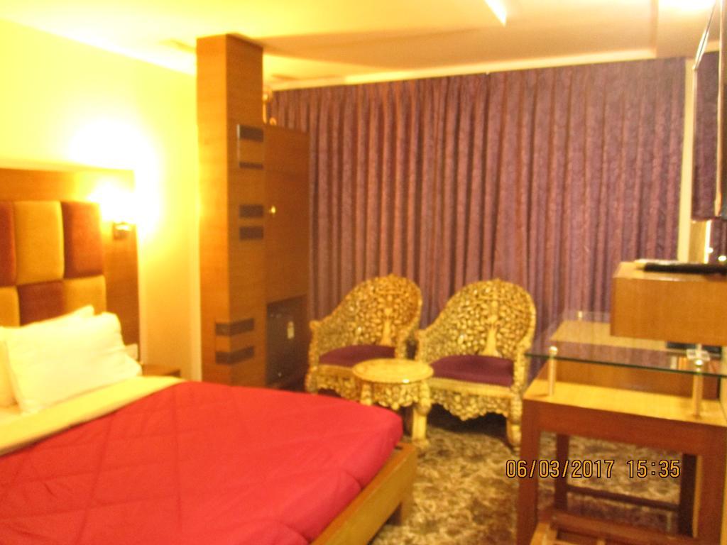 Hotel Sapna Mumbai  Buitenkant foto