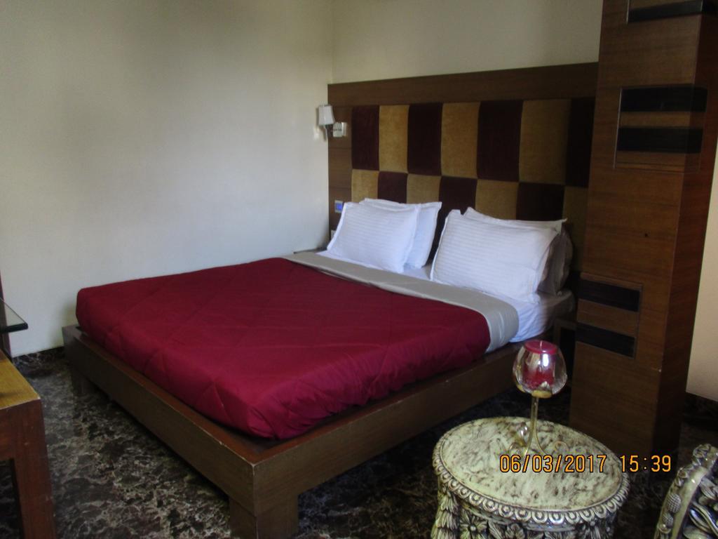 Hotel Sapna Mumbai  Buitenkant foto