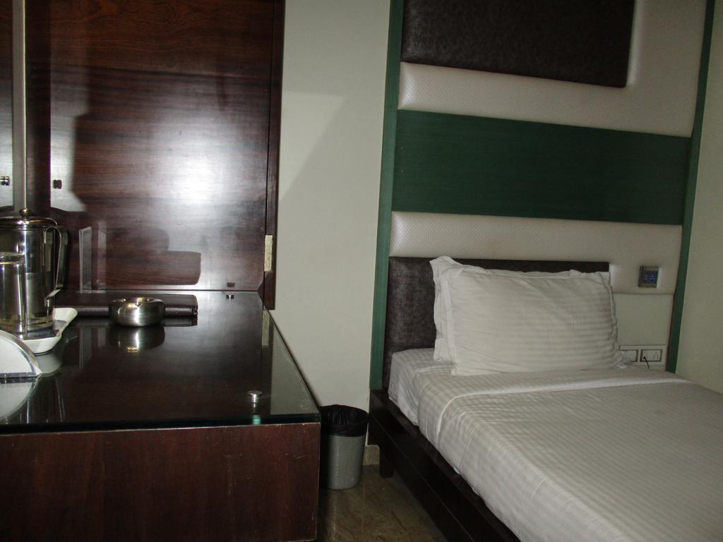 Hotel Sapna Mumbai  Buitenkant foto