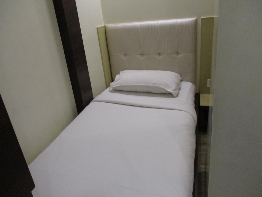 Hotel Sapna Mumbai  Buitenkant foto