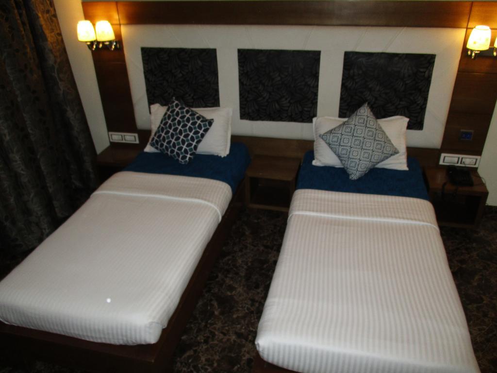 Hotel Sapna Mumbai  Buitenkant foto
