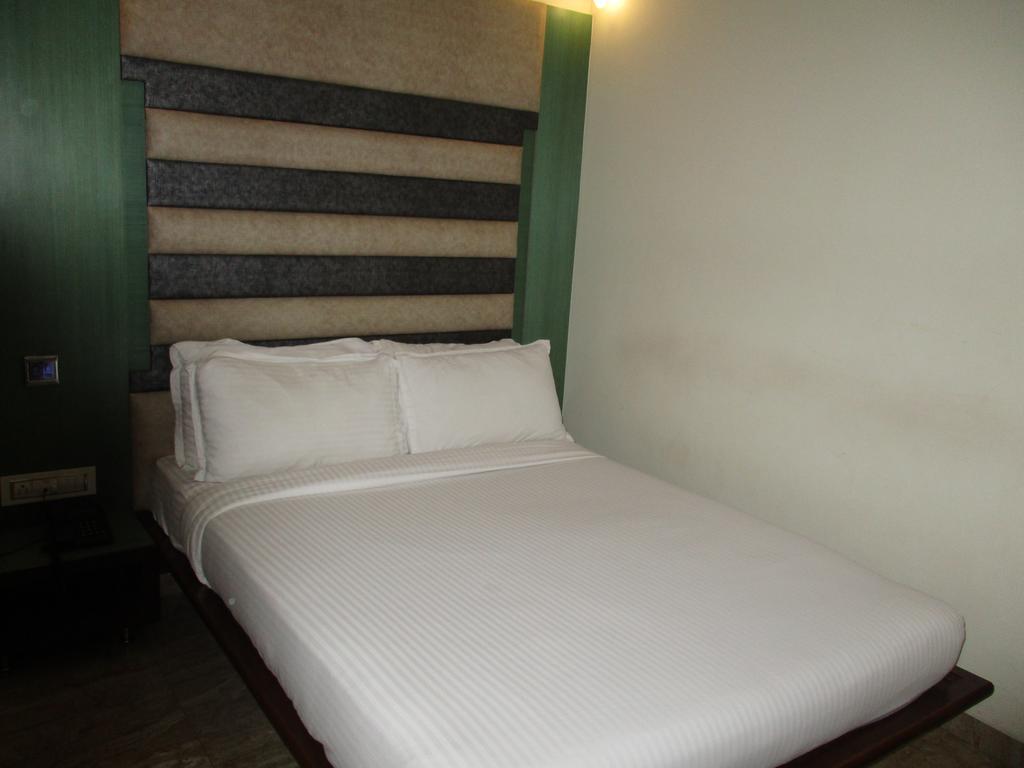 Hotel Sapna Mumbai  Buitenkant foto