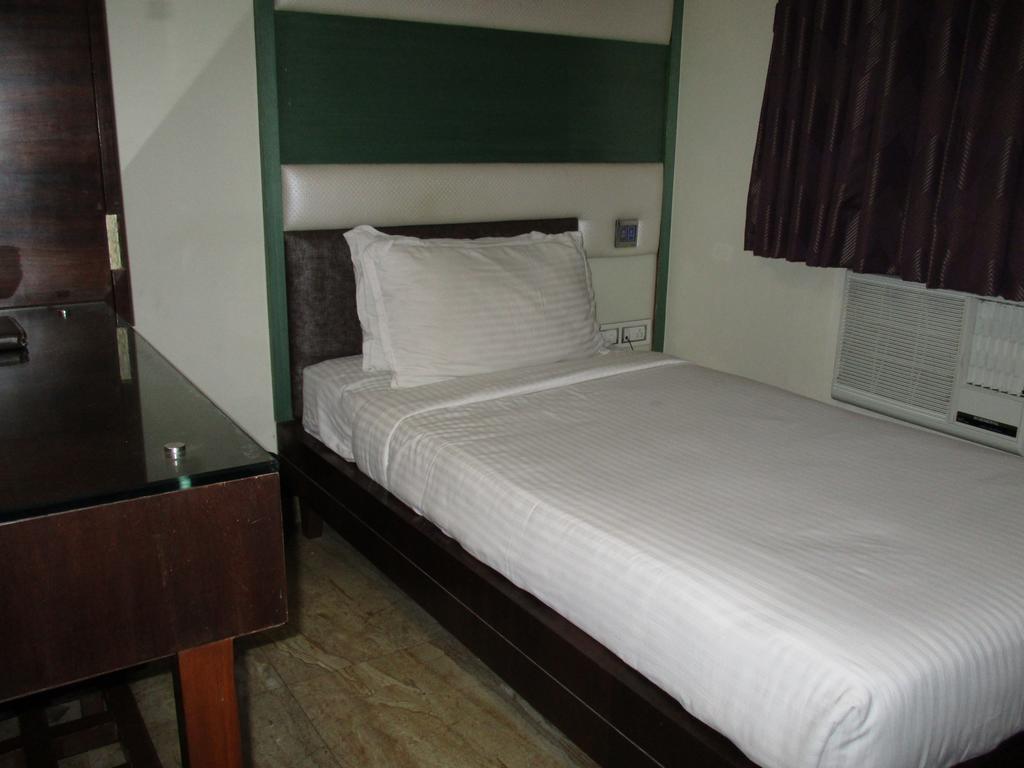 Hotel Sapna Mumbai  Buitenkant foto